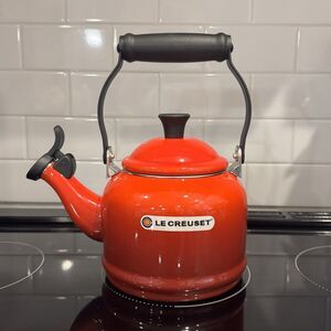 Le Creuset Demi Tea Kettle 1.25QT/1.1L Fixed Whistle Red Cerise SS Knob NO BOX